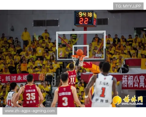 足球队员在CBA看球的图片：篮球与足球交融的瞬间